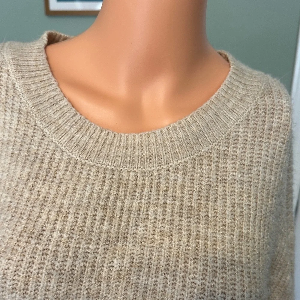 Cozy Beige Crewneck Women's Sweater No tag - Picture 3 of 6